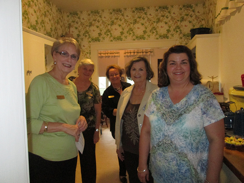 Gilbert - Helpers in the kitchen